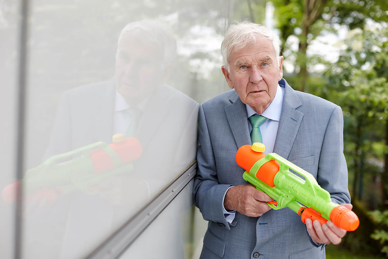 Portrait des Autors Günter Gassen mit Spielzeugpistole