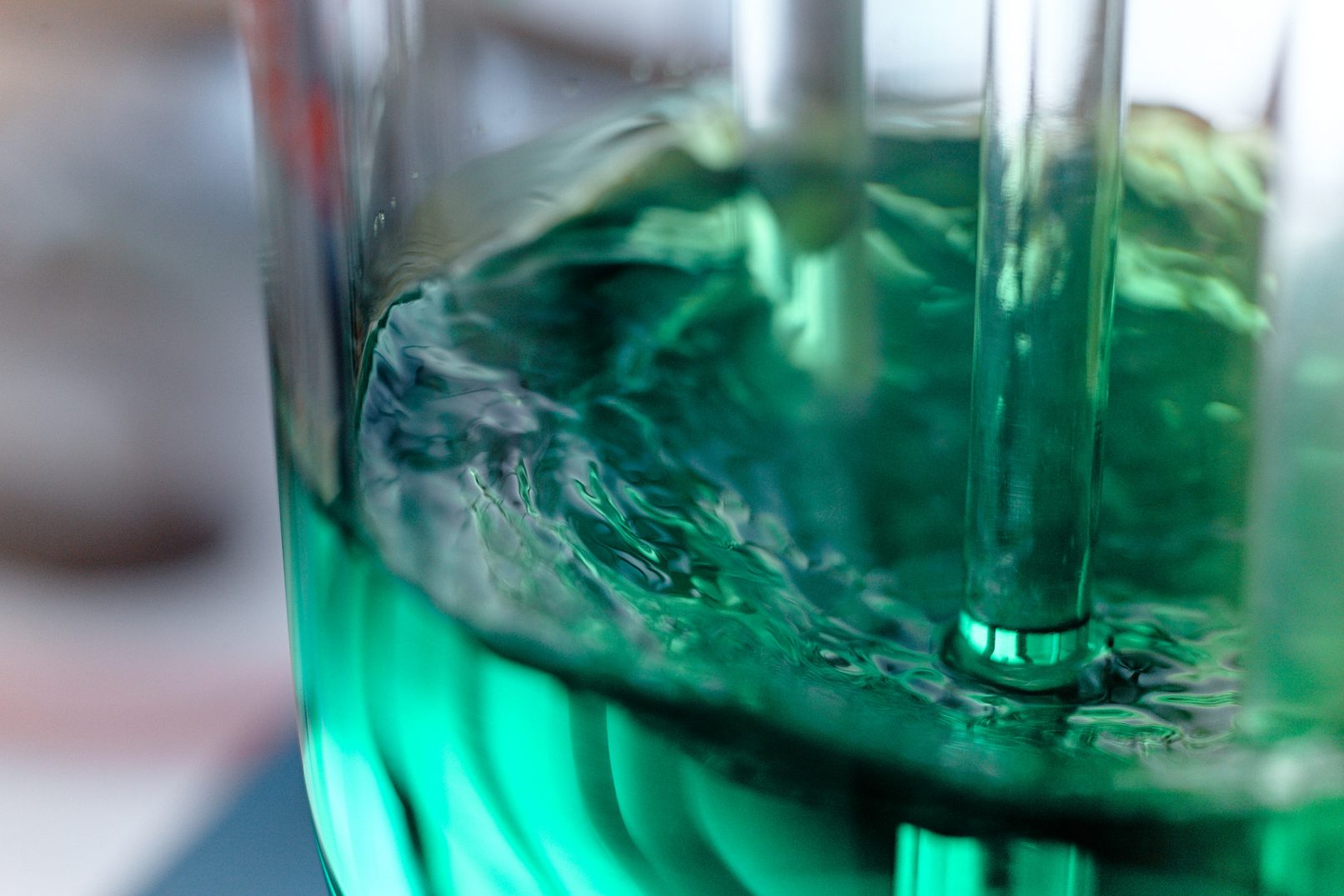 Grüne Reagenz im Laborglas